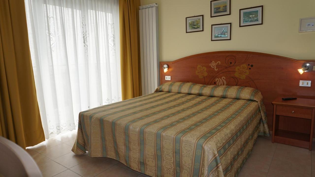 Hotel Ideal Sottomarina Exterior foto
